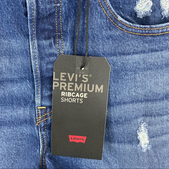 Levi’s • Ribcage Shorts - Picture 4 of 9
